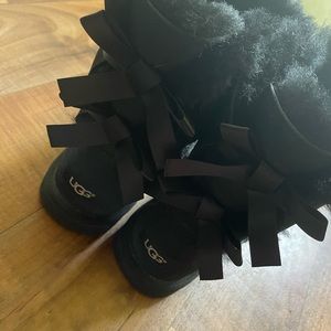 Black bailey bow uggs